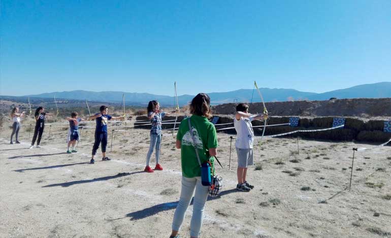 jóvenes practicando tiro con arco en las instalaciones del aula de naturaleza emilio hurtado